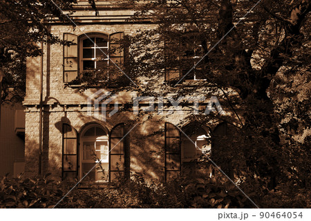 レンガ造りの伝統ある校舎 90464054