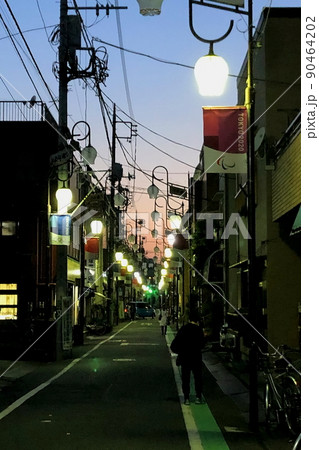 下町商店街の夕暮れ【東京都足立区】 90464202