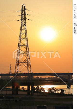 荒川夕景・扇大橋と日暮里舎人ライナー【東京都足立区】 90464204