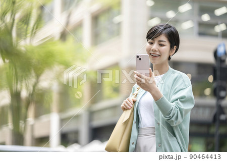 スマートフォンを持った若い女性 スマートフォンを持った若い女性 90464413