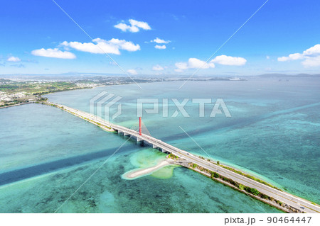 海中道路（沖縄県うるま市）※満潮時、奥は沖縄本島 90464447