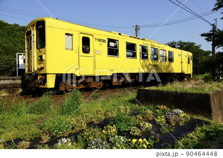 駒鳴駅に停車するキハ125形気動車 駒鳴駅に停車するキハ125形気動車 90464448