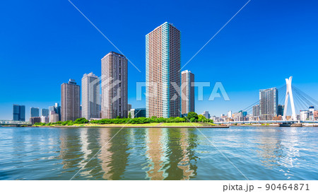 東京　隅田川沿いの高層マンション群 90464871
