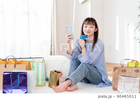 スマホを操作する若い女性 90465011