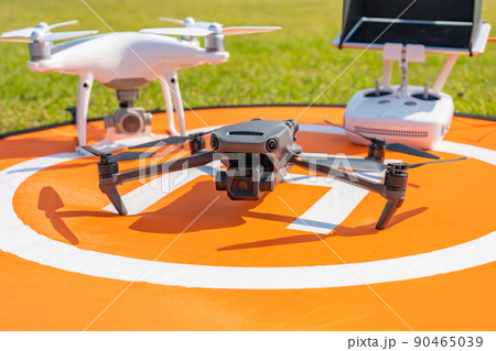 ドローンとランディングパッド ドローンとランディングパッド 90465039