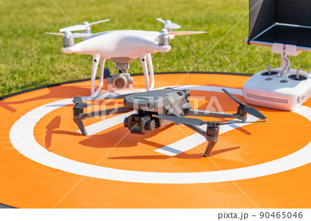 ドローンとランディングパッド 90465046