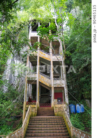 マレーシア　ボルネオ島　サラワク州バウのフェアリー洞窟 90465135