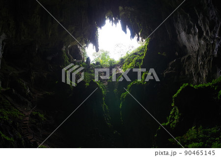 マレーシア ボルネオ島 サラワク州バウのフェアリー洞窟 マレーシア ボルネオ島 サラワク州バウのフェアリー洞窟 90465145