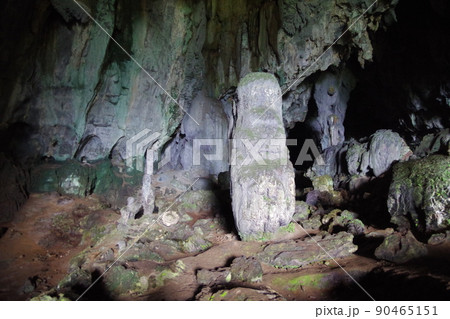 マレーシア　ボルネオ島　サラワク州バウのフェアリー洞窟 90465151