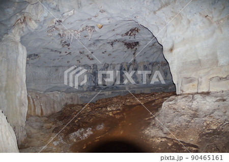 マレーシア　ボルネオ島　サラワク州バウのフェアリー洞窟 90465161