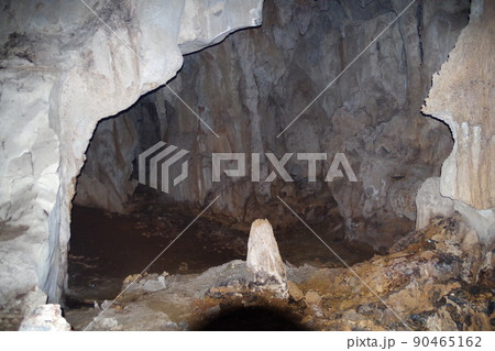 マレーシア　ボルネオ島　サラワク州バウのフェアリー洞窟 90465162