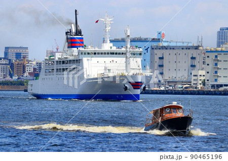 丸一日の船旅へ…父島・母島の命を支える貨客船 3代目おがさわら丸 丸一日の船旅へ…父島・母島の命を支える貨客船 3代目おがさわら丸 90465196