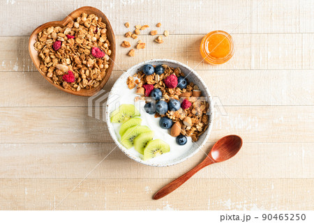 Bowl of crunchy honey granola with blueberries, kiwi and greek yogurt Bowl of crunchy honey granola with blueberries, kiwi and greek yogurt 90465250