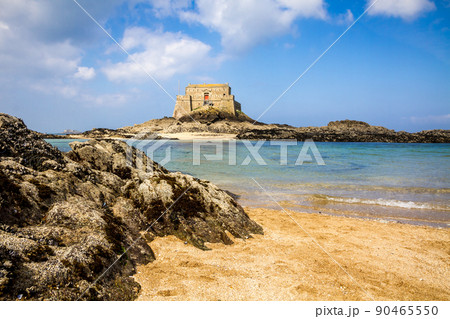 Fortified castel, Fort du Petit Be, beach and sea, Saint-Malo city, Brittany, France 90465550