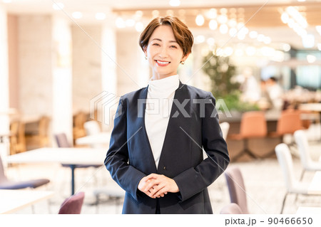 カフェの女性オーナー カフェの女性オーナー 90466650