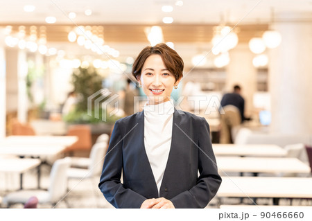 カフェの女性オーナー カフェの女性オーナー 90466660