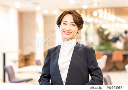 カフェの女性オーナー 90466664