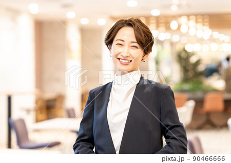 カフェの女性オーナー カフェの女性オーナー 90466666