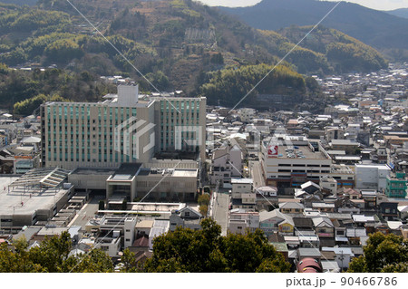 愛媛県宇和島市の史跡宇和島城跡　本丸より市立宇和島病院を望む 90466786