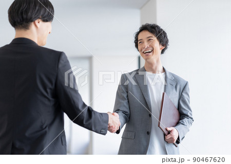 握手するオフィスカジュアルのビジネスマン 撮影協力「LINK FOREST] 90467620