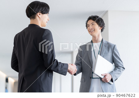 握手するオフィスカジュアルのビジネスマン 撮影協力「LINK FOREST] 90467622