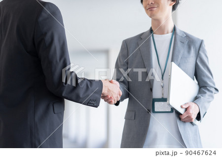 握手するオフィスカジュアルのビジネスマンの手元のアップ 撮影協力「LINK FOREST] 90467624