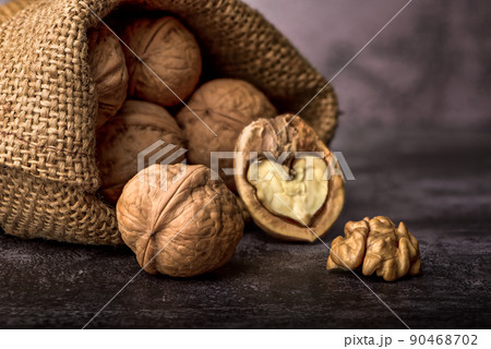 Sack of walnuts 90468702