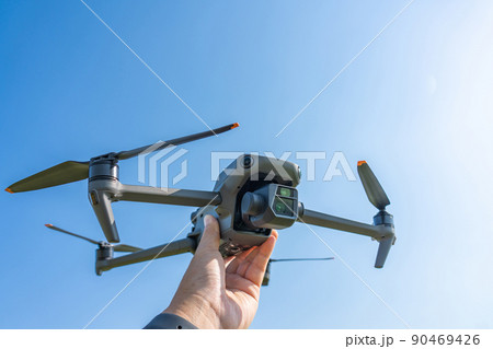 ドローンと青空 90469426