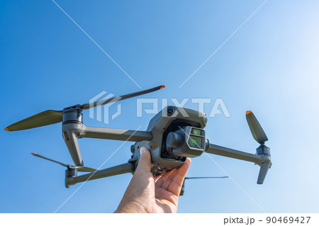 ドローンと青空 90469427