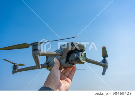 ドローンと青空 90469428