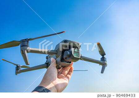 ドローンと青空 90469433