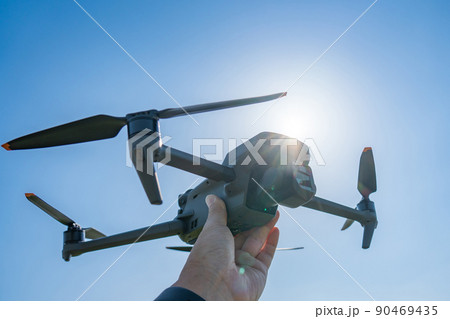 ドローンと青空 90469435