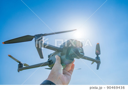 ドローンと青空 90469436