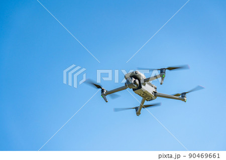 ドローンと青空 90469661