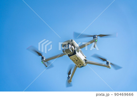 ドローンと青空 90469666