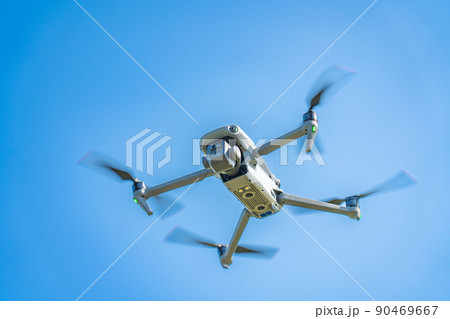 ドローンと青空 ドローンと青空 90469667