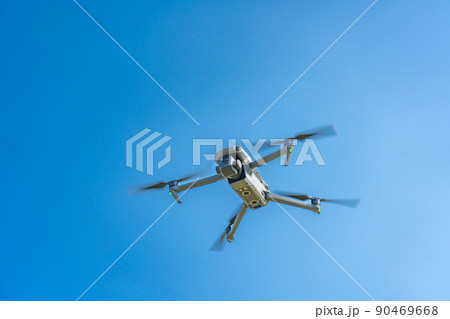 ドローンと青空 90469668