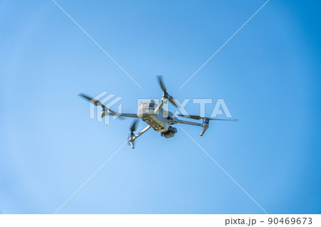 ドローンと青空 90469673
