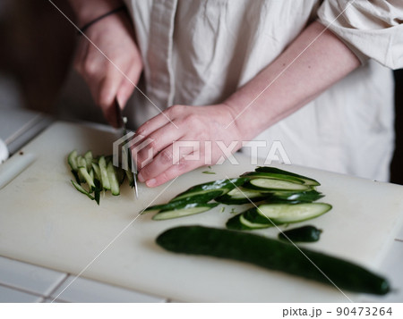 キュウリを切る人 90473264