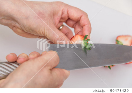 【イチゴのヘタを三徳包丁で切る】 【イチゴのヘタを三徳包丁で切る】 90473429