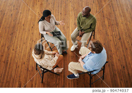 Young black woman pointing out her problem and sharing it with other people 90474037