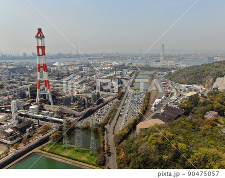 日本有数の工業地帯、水島臨海工業地帯の空撮 90475057