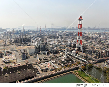 日本有数の工業地帯、水島臨海工業地帯の空撮 90475058