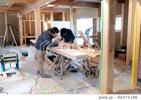 木造住宅の工事現場で作業する大工 90475196