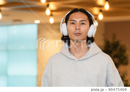 白いヘッドフォンの男性 白いヘッドフォンの男性 90475409