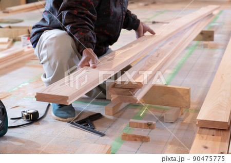 木造住宅の現場で木材の加工をする大工 90475775