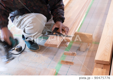 木造住宅の現場で曲尺で木材の加工をする大工 木造住宅の現場で曲尺で木材の加工をする大工 90475776