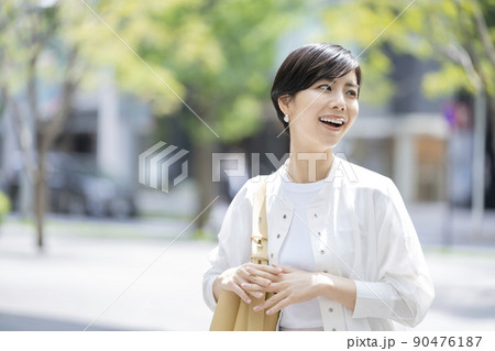 笑顔の若い女性 笑顔の若い女性 90476187