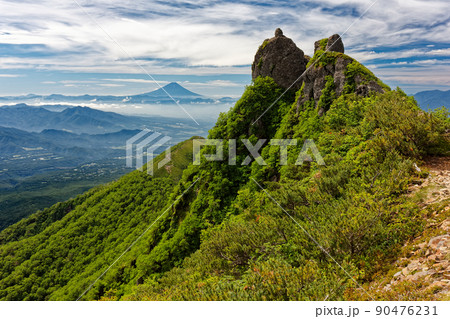 八ヶ岳連峰・権現岳の岩峰と富士山 90476231