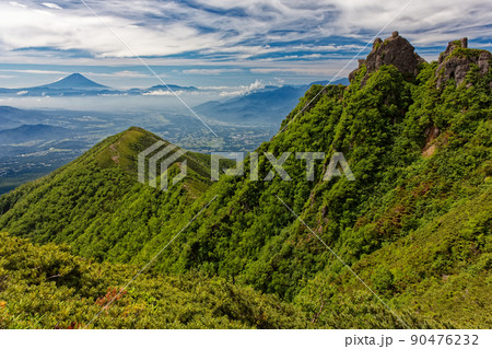 八ヶ岳連峰・権現岳の岩峰と富士山 90476232